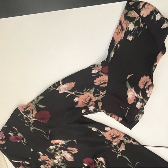 Vince Camuto Black Floral Windswept Bell Sleeve
Blouse Top - Size XL - Picture 4 of 8